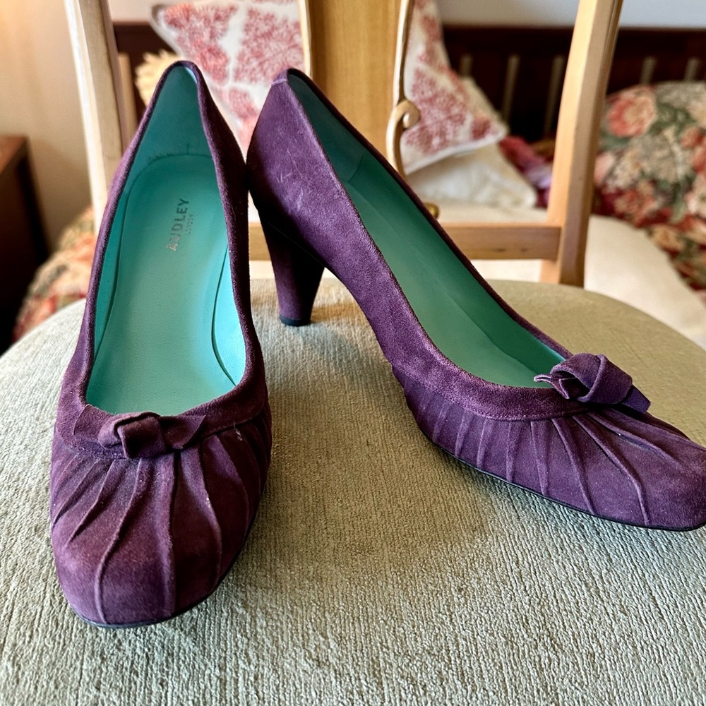 Audley size 38.5 or 8 purple suede pumps